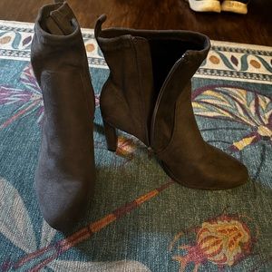 Size 8 Women’s Gray Booties